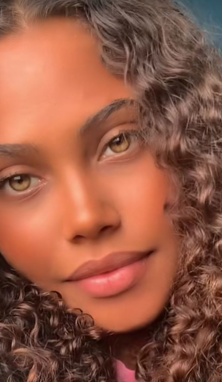 Black Women With Hazel Eyes, Hazel Eyes Women, Jacqueline Core Aesthetic, Hair Amber Color, Hair Color Ideas Hazel Eyes, Hazel Eye Aesthetic, Greenish Brown Eyes, Dark Skin Light Eyes, Light Hazel Eyes