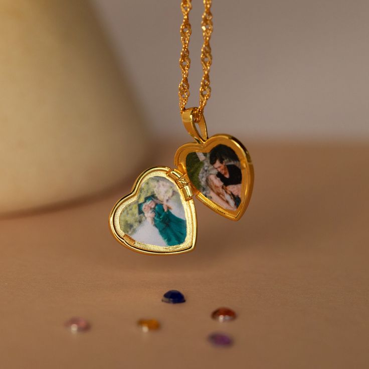 Caitlyn Minimalist, Unique Locket, Locket Necklaces, Locket Design, Gold Heart Locket, Dainty Diamond Necklace, Photo Locket Necklace, Heart Photo, Engraved Initials