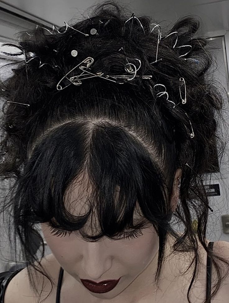 Edgy Homecoming Hairstyles, Alternative Prom Hairstyles, Vampire Hair Updo, Emo Prom Hairstyles, Goth Hair Styling, Gothic Prom Hair, Alt Prom Hairstyles, Emo Prom Hair, Alt Updo