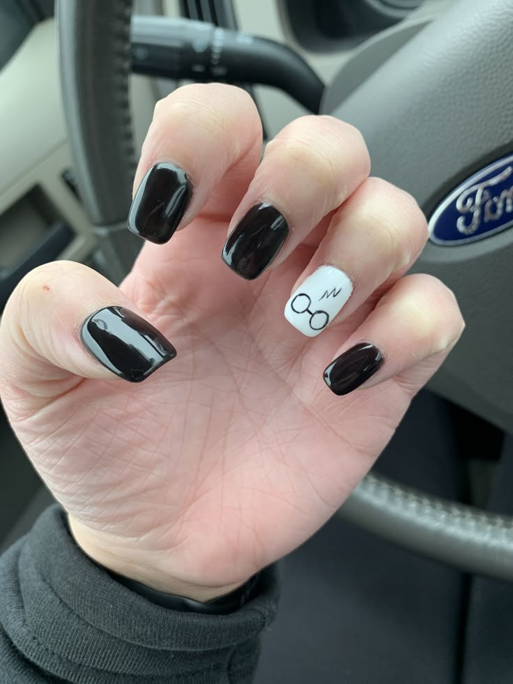 Universal Studios Nails Acrylic, Universal Nail Ideas, Universal Studios Orlando Nails, Harry Potter Nails Simple, Universal Studio Nail Designs, Nails For Universal Studios, Easy Harry Potter Nails, Universal Studios Nails Design, Subtle Harry Potter Nails