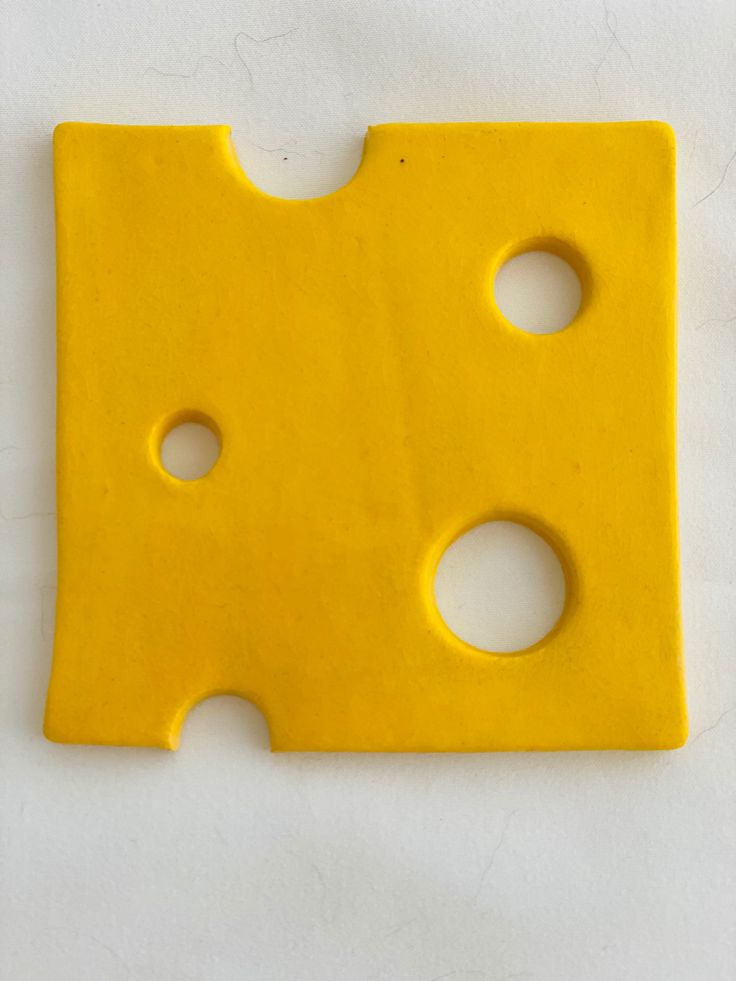 coaster that looks like slice of cheese Diy Clay Coaster Ideas, Cute Clay Coasters, Air Drying Clay Projects, Air Dry Clay Coasters Diy, Diy Coasters Clay, Ceramic Decoration Ideas, Diy Ceramic Coasters, Pottery Clay Ideas, Cheese Decor