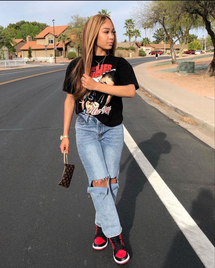 Mom Jeans And Graphic Tee Outfit, Black Grafic Tee Outfits, Graphic Tee High Waisted Jeans, Graphic Tee And Jordans Outfit, Black Women Graphic Tees Outfits, Outfit Ideas With Blue Jeans, Big Tee Shirt Outfits Black Women, Grafic Tee Outfit, Big Jeans Outfit