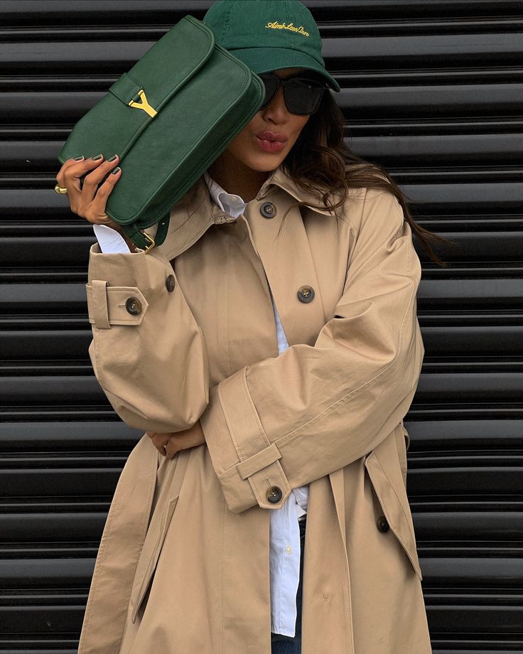 Trendy Outfits With Nike Dunks, Trench Coat And Baseball Cap Outfit, Sezane Clyde Trench, Sezane Trench Coat, Sezane Scott Trench, Trench Coat Editorial Shoot, Proenza Schouler Bag, Julie Sarinana, Agolde Jeans