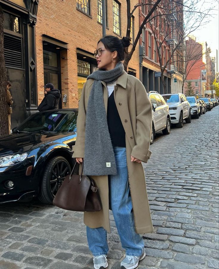 Asian influencer in New York styles a trenchcoat and scarf. Trenchcoat Aesthetic, Outfits November, Michelle Choi, Fall Chic Outfits, November Outfits, Chic Outfits Classy, Nyc Outfits, New York Outfits, Early Fall Outfits