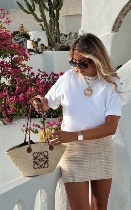 Pool Side Outfit Casual, Summer Europe Fashion, St Tropez Outfit French Riviera, Ibiza Style Outfit, Tuscany Outfits, St Tropez Outfit, Basket Bag Outfit, St Tropez Style, Outfit Mini Skirt