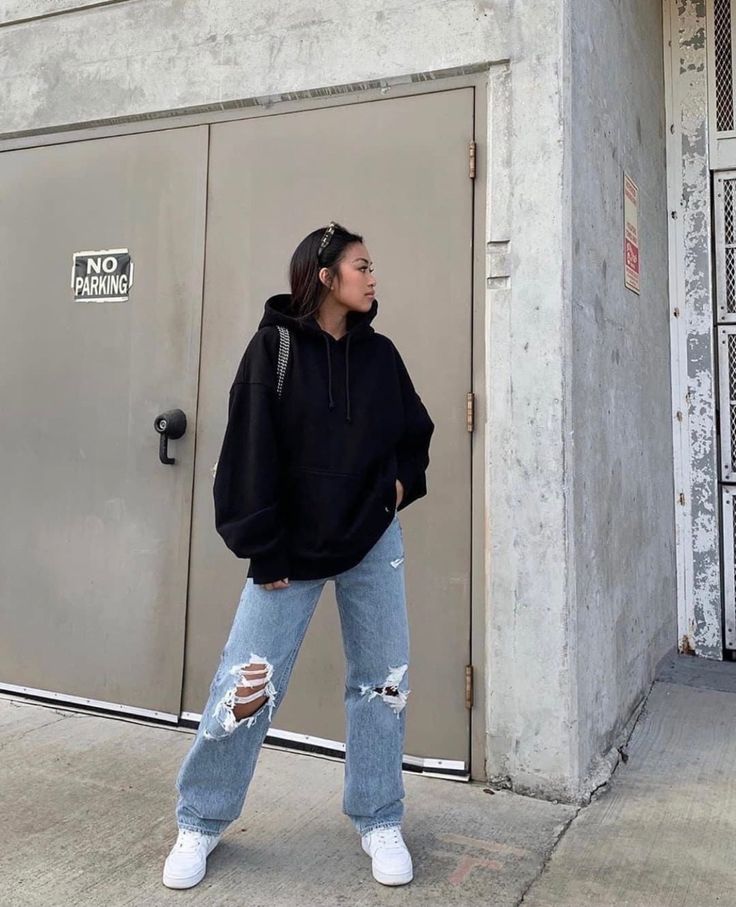 Hoodie And Ripped Jeans Outfit, Skater Outfits, Outfit Jeans, Tomboy Style Outfits, Urban Lifestyle, Streetwear Fashion Women, Hoodie Outfit, Swaggy Outfits, Mode Inspo