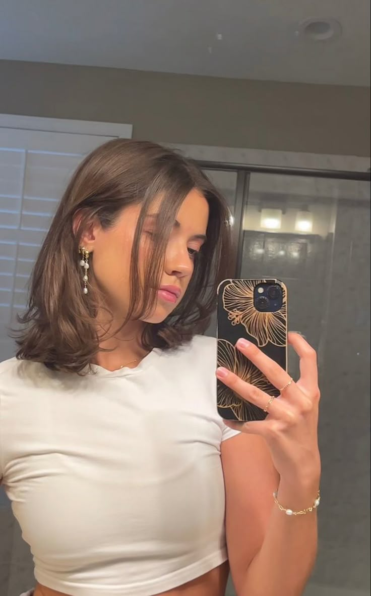 Hair Cuts Short Ideas, Shoulder Length Brunette Hair Straight, Lob Haircut No Layers, Hair Cuts Collar Bone Length, Brunette Haircut Ideas Shoulder Length, Clean Girl Haircut, Brunette Hair Shoulder Length, Shoulder Length Straight Haircut, Hair Shoulder Length Straight