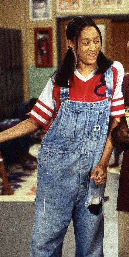 90s Fashion Celebrities Style Icons, 90s Fashion Ashley Banks, Overalls Outfit Streetwear, Overall Outfits 90s, Late 90s Outfits, 90s Women Outfits, 90s Tomboy Outfits, 90s Baggy Fashion, Baggy Overalls Outfit 90s