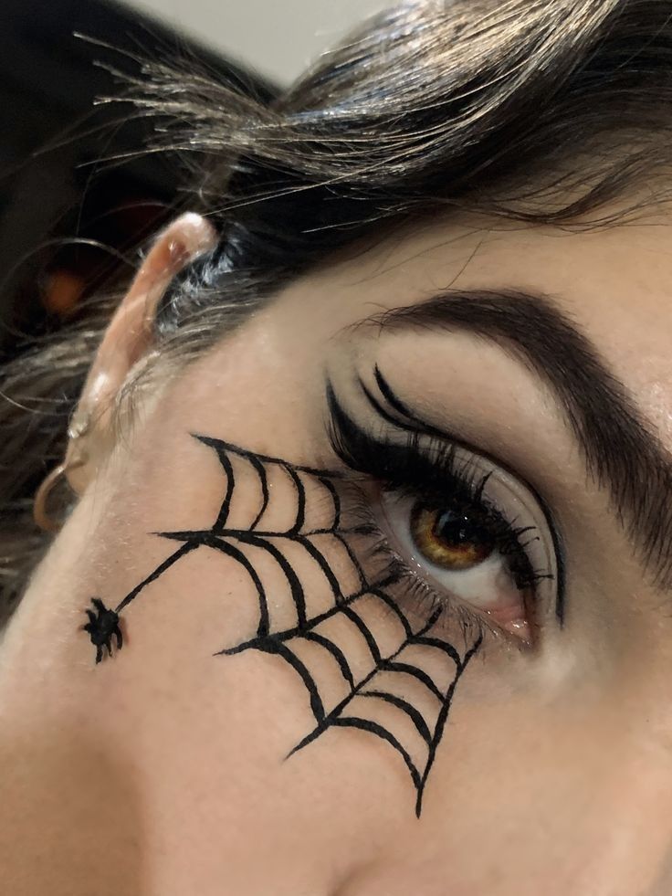 Easy Hellowin Makeup, Haloween Mackup Ideas Simple, Spiderweb Makeup Halloween, Halloween Makeup Easy Simple Last Minute, Simple Halloween Eyeliner, Make Halloween Simples, Cobweb Makeup, Spider Makeup Looks, Halloween Makeup Eyeshadow