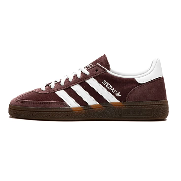 About Adidas Handball Spezial Shadow Brown Gum Adidas Handball Spezial Shadow Brown Gum combines the legendary 1979 silhouette with a completely new approach by Adidas. The entire shoe is based on a subdued shade of brown, which contrasts perfectly with the white. Shade Of Brown, Adidas Handball Spezial, Adidas Handball, Model Fits, Christmas Wishlist, Adidas Shoes, Ultra Violet, The White, Gum