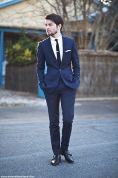 Handsome groomsmen in a simple navy suit and skinny black tie. Navy and black can SO work together! Mens Suit For Wedding, Blue Mens Suit, Navy Groomsmen, 2014 Wedding Trends, Tuxedo Wedding Suit, Groomsmen Tuxedos, Suit For Wedding, Blue Suit Men, Groom Tuxedo