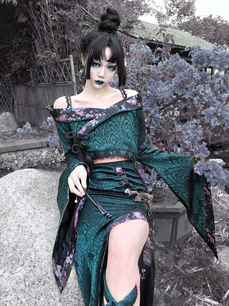 Snake Inspired Outfits, Spring Kimono, Moda Kimono, Kimono Style Dress, Gothic Jackets, One Piece Jumper, Mode Kimono, Waist Jacket, Snake Pattern