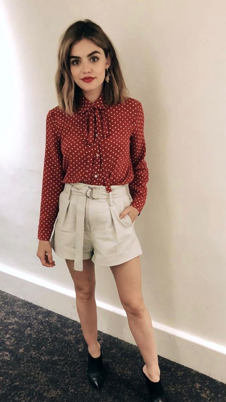 Pequeñas mentirosas Lucy Hale Hair, Lucy Hale Style, Pll Outfits, Gamine Style, Soft Gamine, Aria Montgomery, Beige Shorts, Grunge Look, Lucy Hale