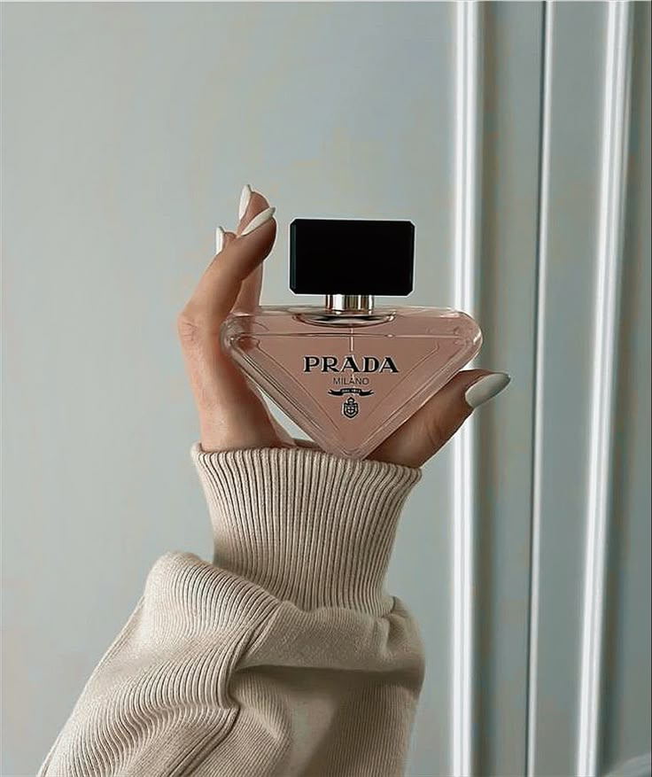 Estilo Rachel Green, Prada Perfume, Antique Perfume Bottle, Fragrances Perfume Woman, Vanilla Fragrance, Perfume Lover, Perfume Scents, Luxury Perfume, Sweet Fragrances