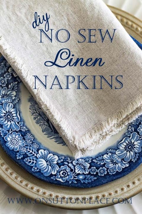 a blue and white plate with a napkin that says, diy no sew linen napkins