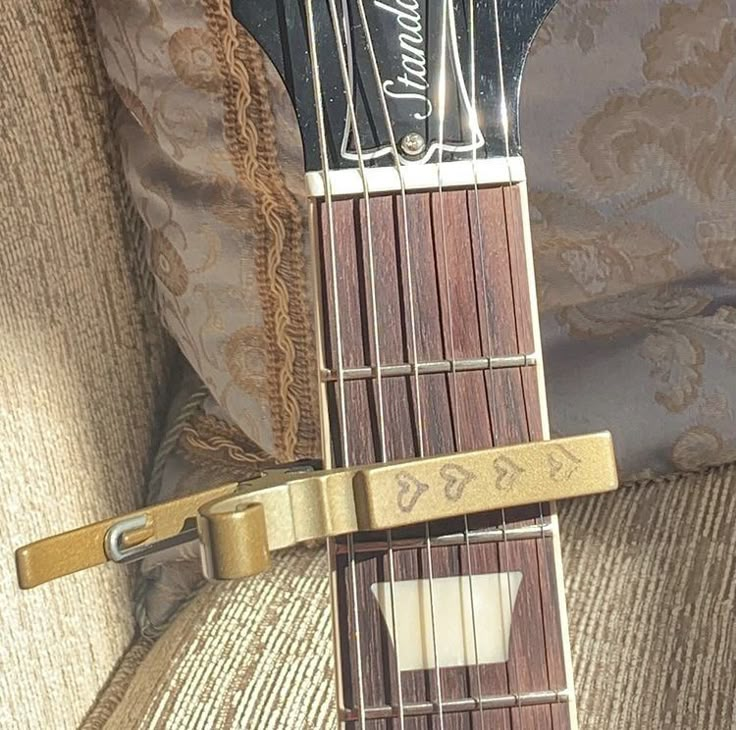 a close up of a guitar neck and frets