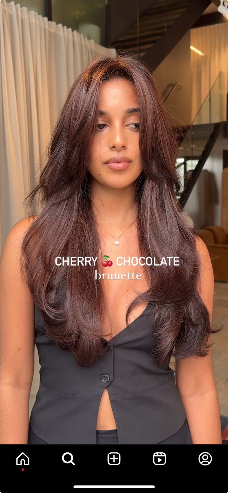 Hair Dye For Morena Skin, Plum Red Hair Color Black Women, Hair Color Ideas For Darker Skin Tones, Dark Auburn Hair Color Balayage, Hair For Latinas Color, Copper Hair On Dark Hair, Red Hair To Brown Before And After, Dark Feminine Hair Color, Brown With Red Balayage