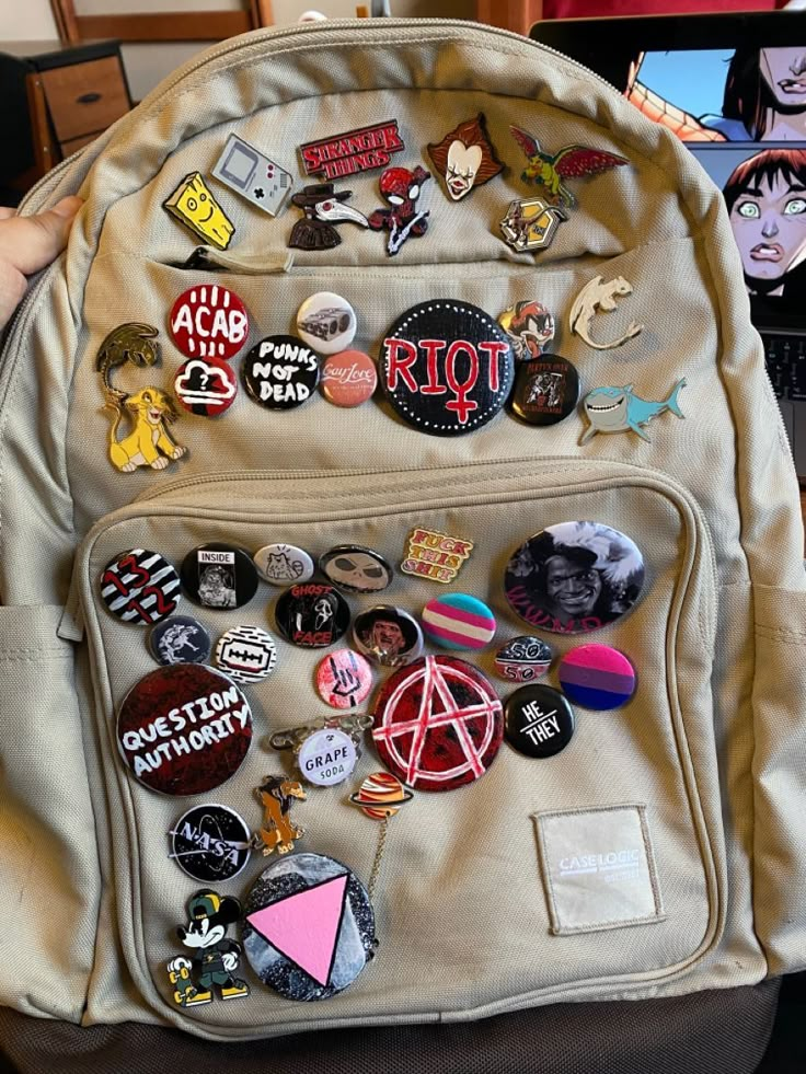 Cool Pins For Backpacks Diy, Sewing On Backpack, How To Make A Pin For Your Backpack, Badges On Backpacks, Bookbag Pins Aesthetic, Patches On Backpack Diy, Diy Pins Aesthetic, Alt Backpack For School, How To Draw Backpack