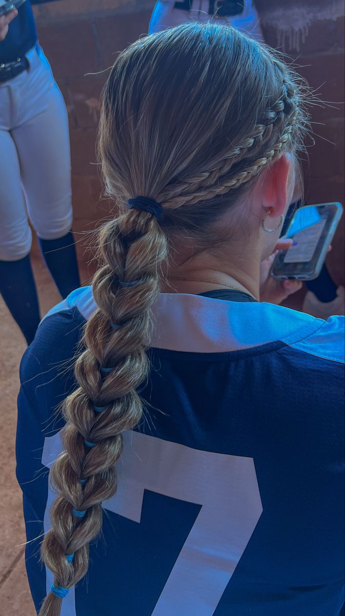 Hairstyles With Helmets, Cute Hairstyles For Amusement Parks, Hair Back Styles, Lake Hairstyles, Pool Day Hairstyles, Rugby Hairstyles, Cute Ponytail Styles, Tennis Hairstyles, Tennis Hair