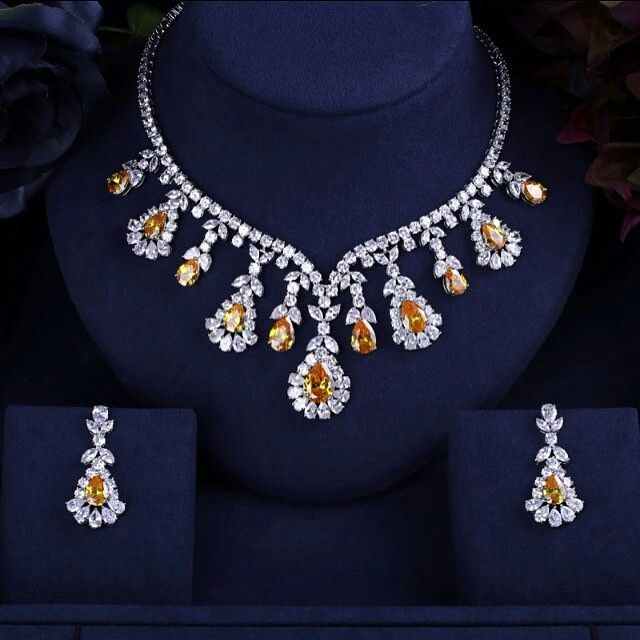 One Stunning set whit yellow Diamonds. Is Gorgeous. Slvh Inexpensive Jewelry, Jewelry Set Design, Yellow Diamonds, Diamond Jewelry Necklace, Diamond Cross Pendants, Gold Necklace Set, Jewellery Set, Diamond Set, Wedding Jewelry Sets