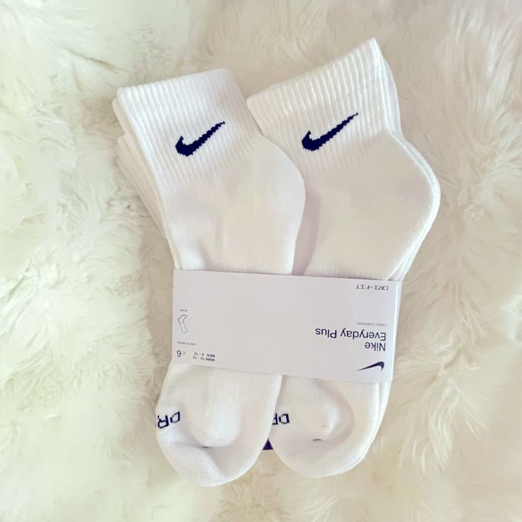 Nike Everyday Plus Pack. Ankle Socks With 6 Pairs In Each Pack Made Of Cotton, Brand New. Women’s Size: 10-13 Men’s Size: 8-12 White Nike Socks Pack, Short White Nike Socks, Nike White Socks Women, Pack Of Nike Socks, Nime Socks, Nike Women Socks, White Nike Dri Fit Socks, Nike Shoes Must Have, White Nike Ankle Socks