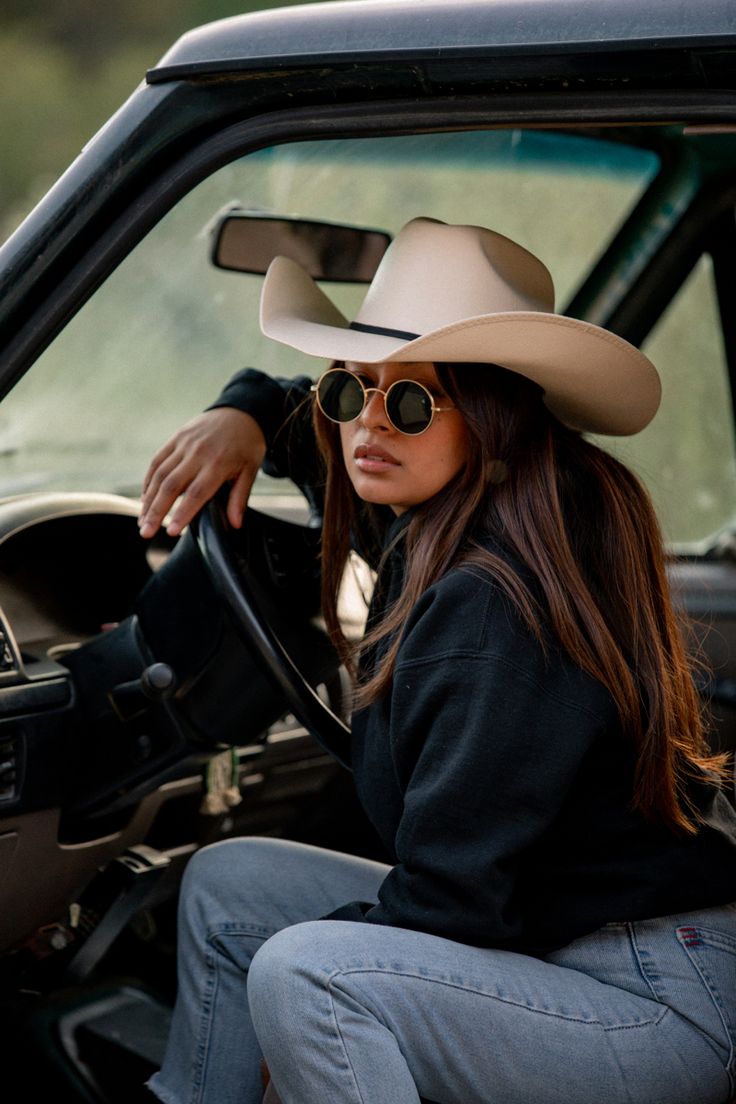 Pick Up Photoshoot, Instagram Picture Ideas Country, Western Photoshoot Ideas With Truck, Truck Inspo Pics, Country Inspired Photoshoot, Cowgirl Inspired Photoshoot, Bronco Photoshoot Ideas, Western Truck Photoshoot, Western Photo Shoot Outfit