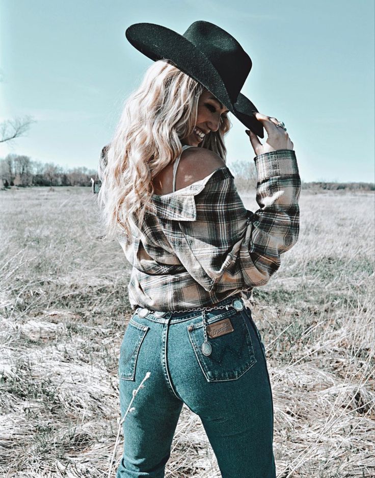 Western Model Poses, Poses For Country Pictures, Western Cowgirl Aesthetic Wallpaper, Birthday Photoshoot Ideas Country, Western Influencer Photography, Western Fall Photoshoot Outfits, Womens Western Photoshoot, Western Photo Shoot Outfit, Fall Cowgirl Photoshoot