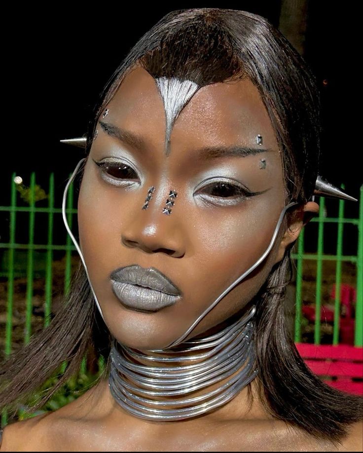 Alien Makeup Editorial, Alien Costume Women Makeup, Alien Costume Makeup, Alien Costume Women, Alien Core, Alien Halloween Makeup, Cyberpunk Makeup, Futuristic Makeup, Alien Makeup