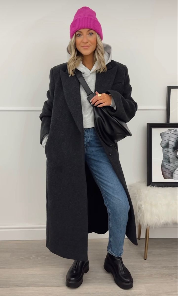 Long Gray Trench Coat Outfit, Classic Style Women Winter, Day Out In London Outfit Winter, Pea Coat With Hoodie Outfit, Winter Outfits Women Streetwear, Outfits With Winter Jackets, Winter Peacoat Outfit, Hoodie Under Coat, Casual Long Coat Outfit