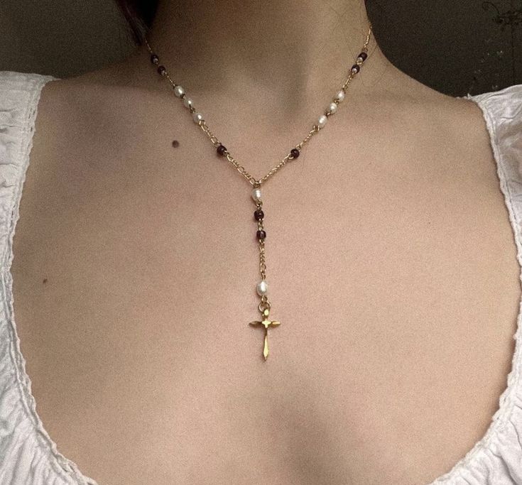 Rosary Style Necklace, Jesus Necklace, Necklace Outfit, Christian Necklace, Catholic Jewelry, Rosary Necklace, Jewelry Accessories Ideas, Dope Jewelry, Looks Street Style