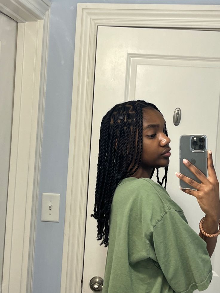 Short Small Twists, Women Twist Natural Hair, Mid Length Twists Braids, Natural Hairstyles For Black Women Twists, Small Twist Hairstyles, Medium Mini Twists, Mini Twist Braids Hairstyles, Mid Length Twists, How To Style Mini Braids