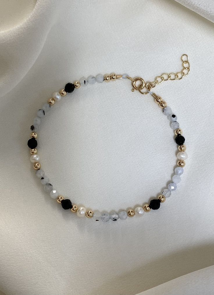 Chain And Bead Bracelet, Handmade White Beaded Bracelets In 14k Gold, Handmade White Beaded 14k Gold-filled Bracelets, Bead Bracelet Design Ideas, Simple Beaded Bracelets, قلادات متدلية, Handmade Beaded Bracelets, Diy Jewelry Set, Crystal Bead Jewelry