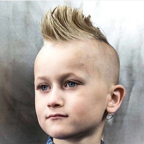 Mohawk with Shaved Sides Cool Haircuts For Boys, Boys Mohawk, Popular Boys Haircuts, Stylish Boy Haircuts, Haircut Boys, Haircuts For Boys, Mohawk Haircut, Cool Boys Haircuts