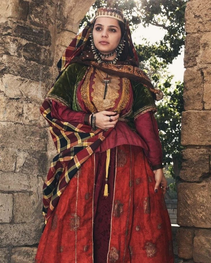 Азербайджанкa. Азербайджанский национальный костюм. Azerbaijani traditional clothes Azerbaijani Traditional Clothing, Azerbaijan Traditional Clothing, Afghanistan Traditional Clothing, Azerbaijan Culture, Persian Women, Dance Women, Folk Dress, Africa Dress, National Dress