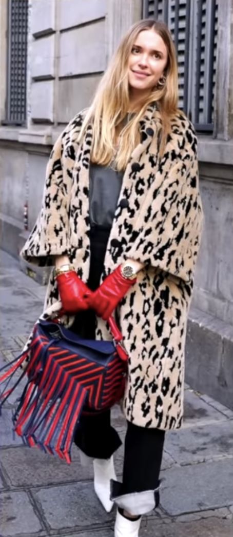 Red Gloves Outfit, Dress Like A Parisian, Leopard Print Outfits, Paris Dresses, Fashion Week 2018, Stylish Coat, Couture Week, Street Style Paris, Cozy Fashion