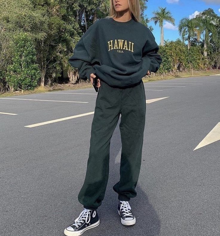 Summer Outfit Cargo Pants, Cargo Pants With Crewneck, Cargo Pants Crewneck Outfit, Sweatpants And Crewneck Outfit, Crewneck And Sweatpants Outfit, Sweatpants And Converse Outfits, Oversized Clothes Aesthetic, Aesthetic Sweatpants Outfit, Oversized Crewneck Outfit