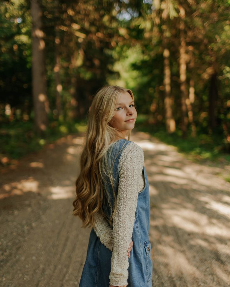 Photography Poses Autumn, Posing Senior Pictures, Eclectic Senior Pictures, Trail Senior Pictures, Cute Fall Senior Picture Ideas, Fall Photoshoot Individual, Senior Picture Ideas Outfits Fall, Fall Photoshoot Single Woman, Photography Poses Fall Senior Portraits