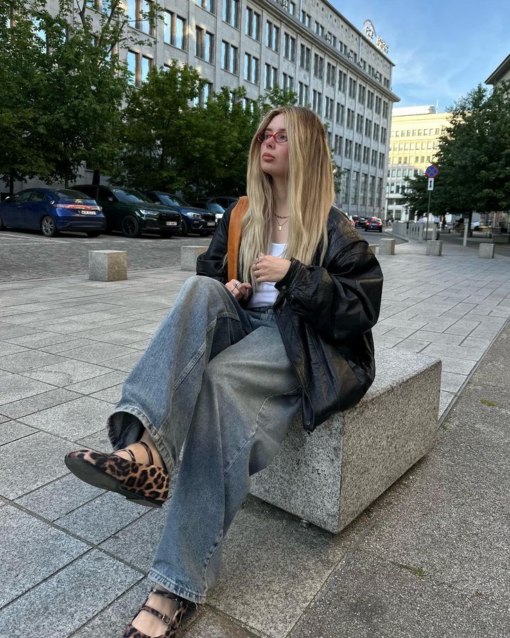 simple outfit🤭 Pants @bershka Ballet flats @pullandbear T-shirt @hm Ballet Flats Outfits Aesthetic, Leopard Print Ballerina Flats Outfit, Outfit Ideas Ballet Flats, Edgy Ballet Flats, Black Ballet Flats Outfit 2024, How To Style Ballet Flats, Silver Ballet Flats Outfit, Mule Flats Outfit, Edgy Ballerina