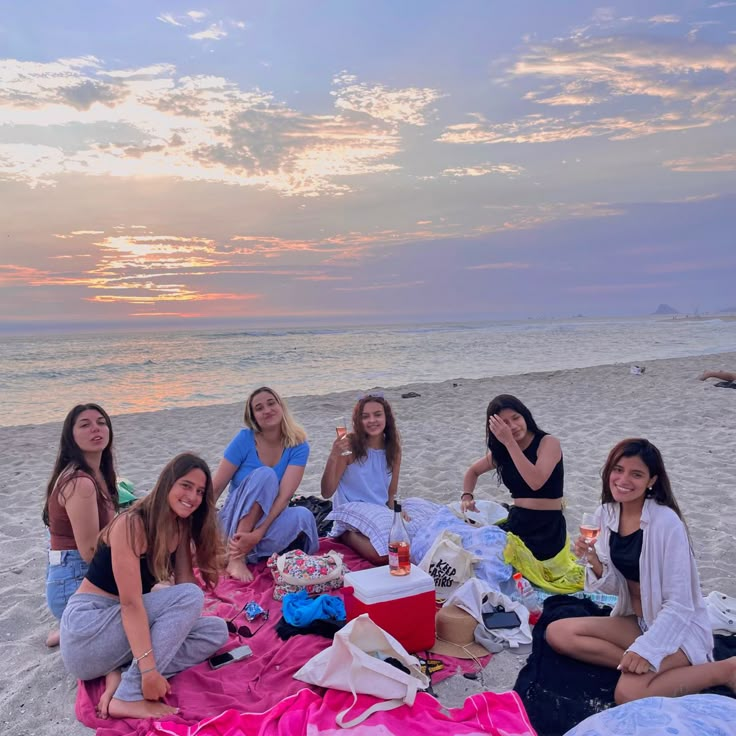 picnic at the beach Birthday Ideas At The Beach, Beach House Birthday, Beach Bday, Birthday At The Beach, House Birthday Party, Picnic At The Beach, Birthday Picnic, Sleepover Birthday Parties, Beach Instagram Pictures