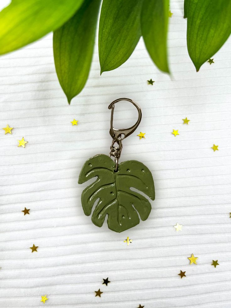 Monstera Leaf Clay Keychain | MadeItMikayla Air Dry Keychain, Air Dry Clay Ideas Keychain, Clay Key Holder, Clay Cat Keychain, Clay Keychain Diy, Clay Monstera Leaf, Air Dry Clay Keychain, Ceramic Keychain, Leaf Clay