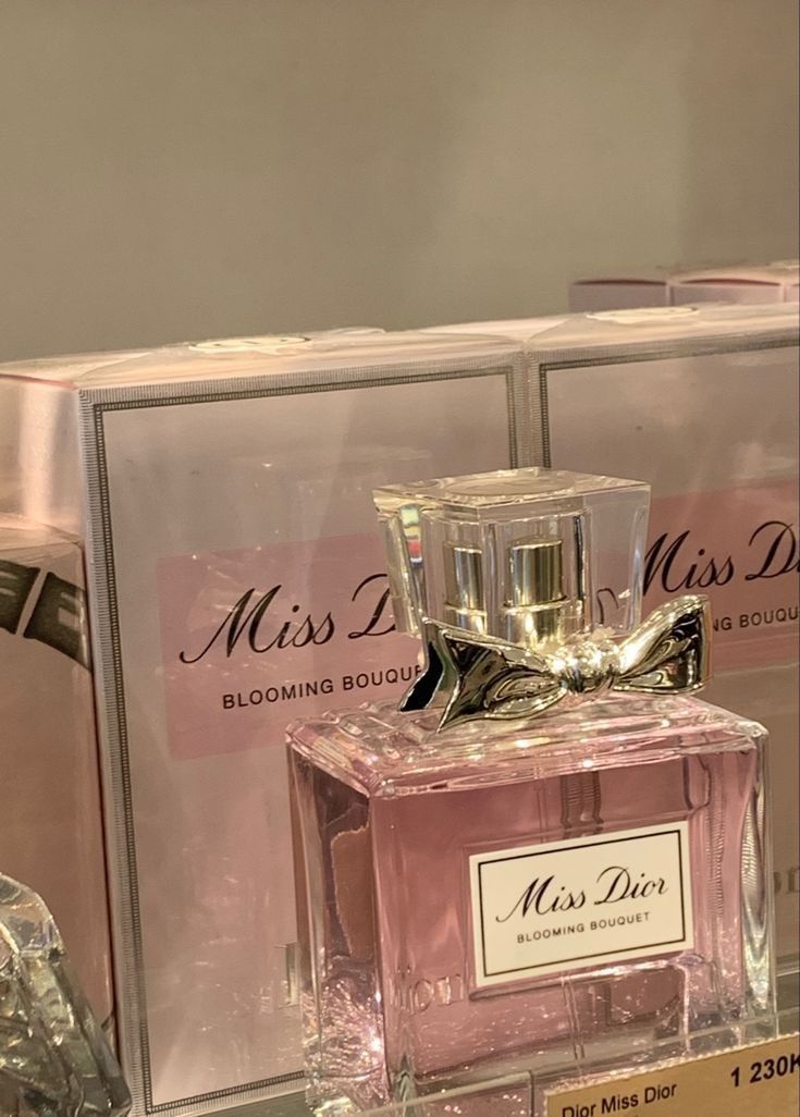 Profumo Victoria Secret, Koleksi Parfum, Preppy Wallpapers, Blooming Bouquet, Miss Dior Blooming Bouquet, Dior Girl, Pink Perfume, Dior Perfume, Perfume Lover