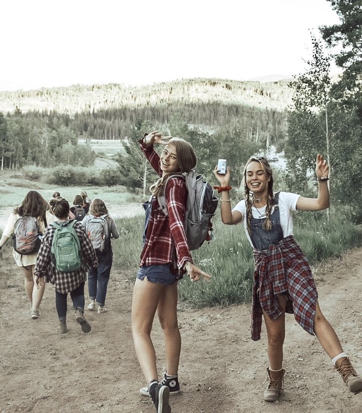 Camp Outfit Ideas, Young Life Camp, Summer Camp Outfits, Summer Camp Aesthetic, Camp Outfits, Camp Aesthetic, Beach Week, Youth Camp, Church Camp