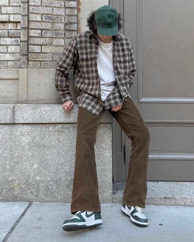 Flanel Outfit Aesthetic, Flannel Outfits Men Aesthetic, Green Flannel Outfit, Indie Fashion Men, Flannel Outfits Men, Aesthetic Mens, Flannel Shirt Outfit, Fits For Guys, Plaid Shirt Outfits