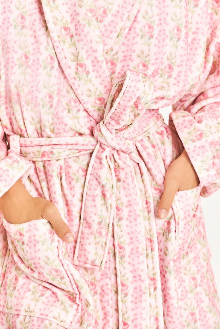 Cozy chic and so in love with our Indie Robe. Arriving in 100% cotton, these ultra-soft robes features our favorite florals and keep you comfy as you get ready for the day or night.