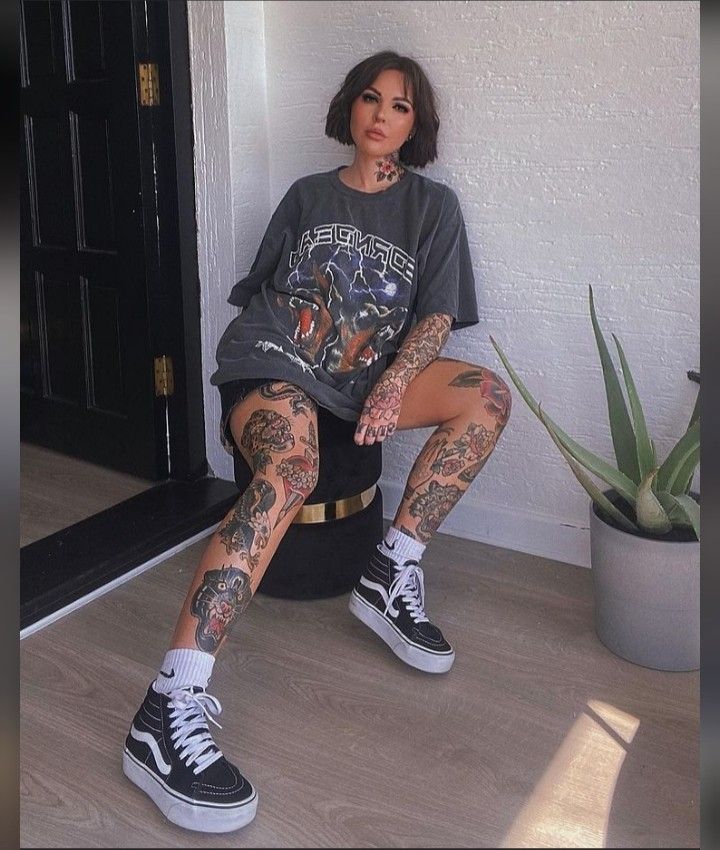 Comfy Tattoo Outfit, Stefaniexlee Outfits, Tattoo Artist Fashion, Tattoo Outfit Ideas, Tattooed Woman Outfits, Tattooed Women Outfits, Tattoo Artist Outfit Style, Tattoo Artist Aesthetic Outfit, Casual Alternative Outfits Summer