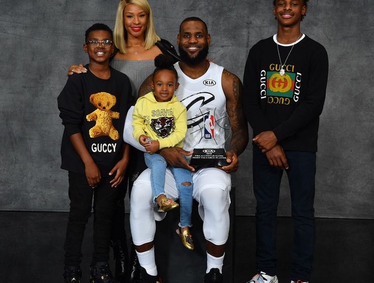 the basketball players are posing with their children