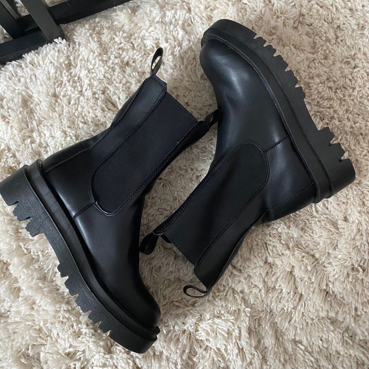 Black Trendy Boots, Trendy Boots 2023, Cute Boots Aesthetic, Trendy Boots For Women 2023, Chelsea Boots Aesthetic, Shoes Aesthetic Boots, Boots Outfit 2023, Vintage Boots Womens, Girly Boots