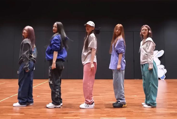 New Jeans Practice Outfits, New Jeans Dance Practice Outfit, Newjeans Dance Practice Outfit, New Jeans Dance Practice, Newjeans Dance Practice, New Jeans Dance, Fame Shifting, Omg Dance, Dance Practice Outfits