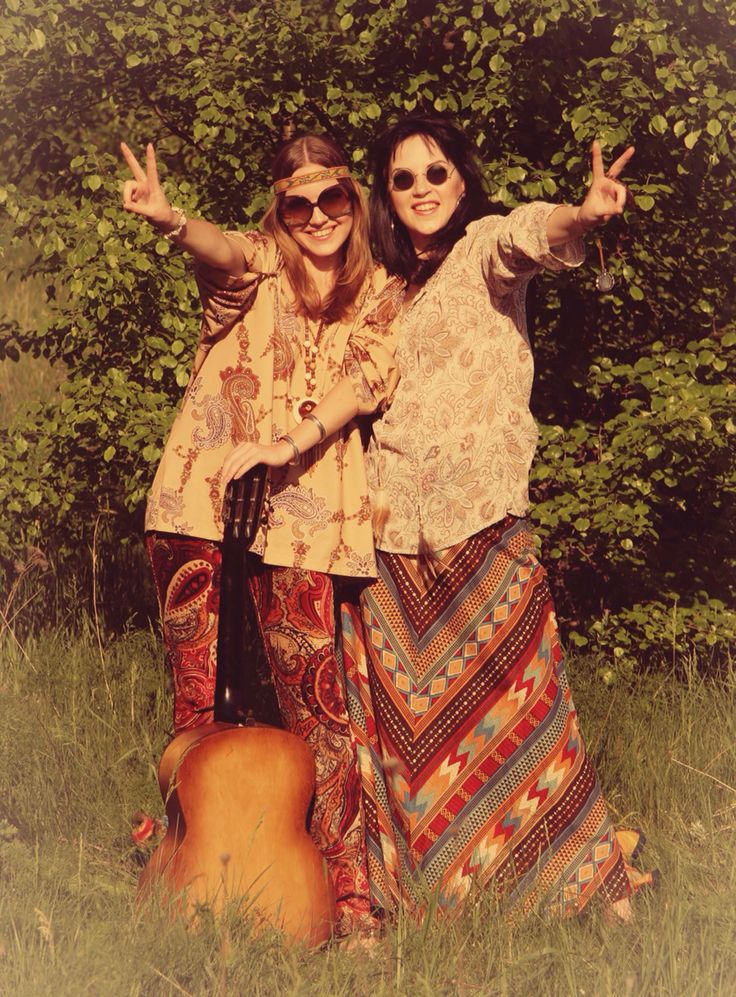 Seventies 60s Fashion Hippie, 70s Inspiration, 1960s Fashion Women, Looks Hippie, 1960s Hippie, Vintage Foto's, Hippie Mode, Yoga Studio Design, Moda Hippie