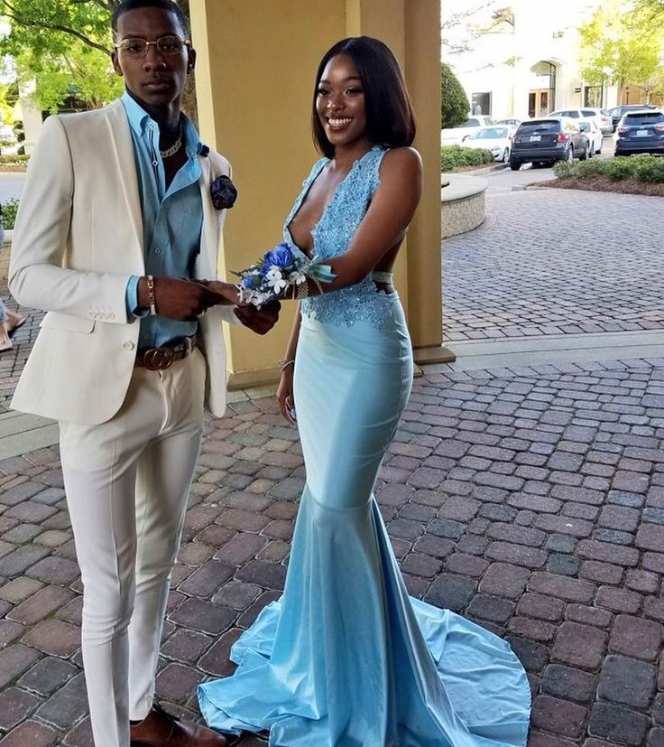 Senior Prom Dresses Long, Blue Prom Couple, Girls Graduation Dresses, Prom Outfits For Guys, Light Blue Prom, Prom Dress With Train, Prom Photoshoot, Prom Couples, Prom Inspiration